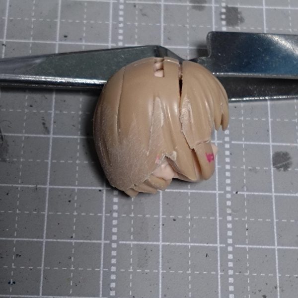昨日ララァの合間に制作してみた顔パーツに、たまたまあった中の完成に近そうな30MSの髪型を切ったり削ったりして何となく丸くしてみました。完成イメージする為モンザレッドで塗装してみました。似てるかなぁ？誰だろ？🤔もう少し髪型丸めなきゃだめかもなぁ。（4枚目）