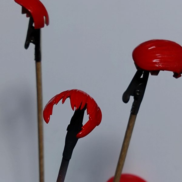 昨日ララァの合間に制作してみた顔パーツに、たまたまあった中の完成に近そうな30MSの髪型を切ったり削ったりして何となく丸くしてみました。完成イメージする為モンザレッドで塗装してみました。似てるかなぁ？誰だろ？🤔もう少し髪型丸めなきゃだめかもなぁ。（5枚目）