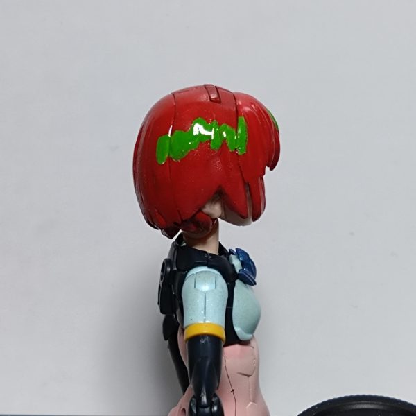 ララァ用に購入した物が届きましたがこちらが気になり少し修正。耳が見えるようにカットして耳と髪の隙間に裏側からパテ盛りしました。そして全体的に丸くなるようにヤスリがけ。髪色に緑を追加。使ってないボディに付けてみました。前髪少し短いかもなぁ。プラ板で制作するかなぁ。衝動的に制作しましたが、今更ですがフィギュアライズスタンダードで発売されるんですね。😅コレは先に完成させなきゃダメですね。🤔  （2枚目）