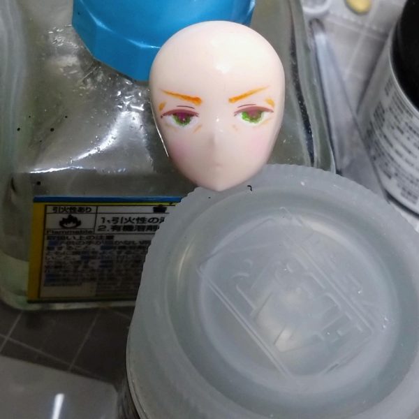 前髪少しプラ板で追加制作しました。そしてジト目顔も制作。まだクリアオレンジでのラインなので薄いですから違う色で濃いラインにするか？このままでも良いかもなぁ？って思います。後はボディどうしようかと検討中。ララァも進めたいので早めに仕上げたいです。🤔 （2枚目）