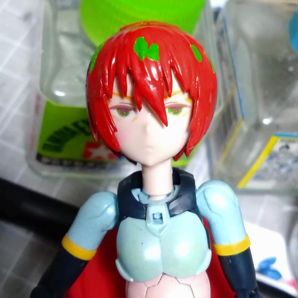 前髪少しプラ板で追加制作しました。そしてジト目顔も制作。まだクリアオレンジでのラインなので薄いですから違う色で濃いラインにするか？このままでも良いかもなぁ？って思います。後はボディどうしようかと検討中。ララァも進めたいので早めに仕上げたいです。🤔 （3枚目）