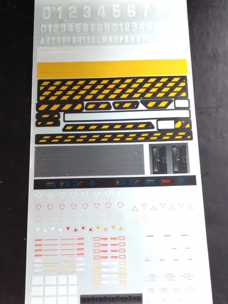 100均購入のシールを使用して赤いガンダムっぽく適当に貼り付けしてます。トップコートしてますが剥がれるかもなぁ。