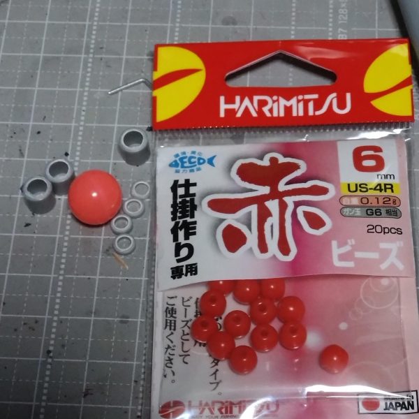 制作中のビットのような物試作モデルが完成しました。マチュの制作時に妄想してたものの制作方法が思いつかずに断念してましたが何となく思いついたので制作開始です。あと3個作るつもりですが…面倒ですが作ると思います。どっかのアニメのように6個装備も良いですが4個目標にします。田舎者なので明日出掛けるのであったら買っちゃうかもなぁ。赤いガンダム…もう無いだろうなぁ。前回ハンマー制作に使用した家にあった浮き球。これにガイドとなるマスキングテープ貼ってマーキングしてピンバイスで貫通しない程度に穴開け。後は買ってきた釣具の赤ビーズ、プラパイプ、真鍮線とバーニアの組み合わせです。塗装するので関係ないですが釣具なのでブラックライトで発光します。固定用のパーツ着けときゃ良かった。何か考えます。🤔ミッションインポッシブル…。  （2枚目）