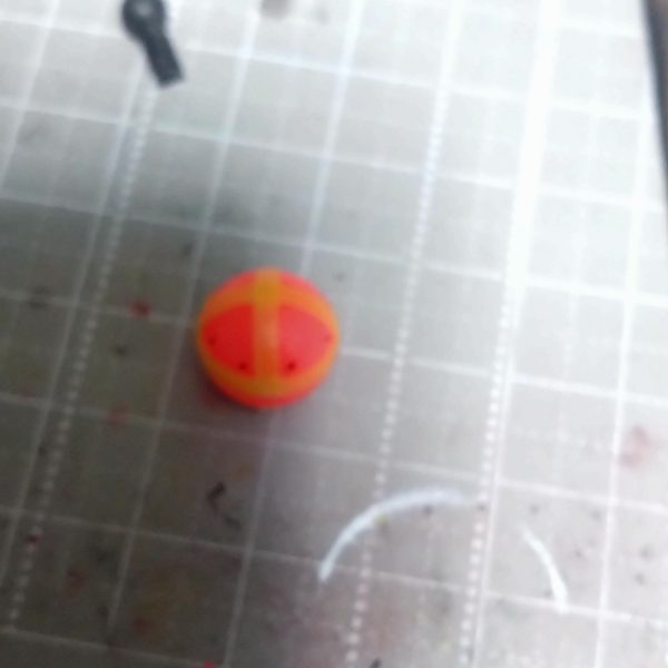 制作中のビットのような物試作モデルが完成しました。マチュの制作時に妄想してたものの制作方法が思いつかずに断念してましたが何となく思いついたので制作開始です。あと3個作るつもりですが…面倒ですが作ると思います。どっかのアニメのように6個装備も良いですが4個目標にします。田舎者なので明日出掛けるのであったら買っちゃうかもなぁ。赤いガンダム…もう無いだろうなぁ。前回ハンマー制作に使用した家にあった浮き球。これにガイドとなるマスキングテープ貼ってマーキングしてピンバイスで貫通しない程度に穴開け。後は買ってきた釣具の赤ビーズ、プラパイプ、真鍮線とバーニアの組み合わせです。塗装するので関係ないですが釣具なのでブラックライトで発光します。固定用のパーツ着けときゃ良かった。何か考えます。🤔ミッションインポッシブル…。  （3枚目）