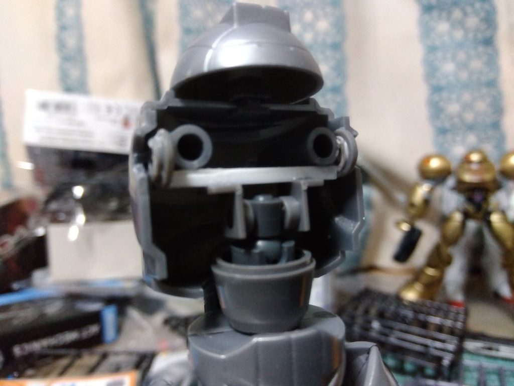 内部と腰部を弄ります。