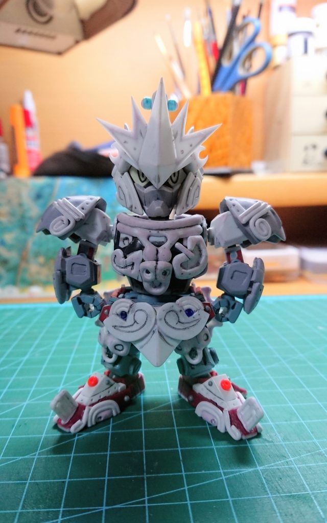 制作途中。異形のものということで。あえて、少し悪そうな形とフェイスに。使用したキットは、HGBF紅武者アメイジング ・HGアクトザク・ 三國伝司馬師ペーネロペーなど。ガンレックスやサイコゴーレム、あとは大魔人(笑)などイメージを参考にして。ボディ各所の縄文模様は、100均で買ってきたイヤホンのコードをカットして、瞬接でペタペタ張り付けました。
