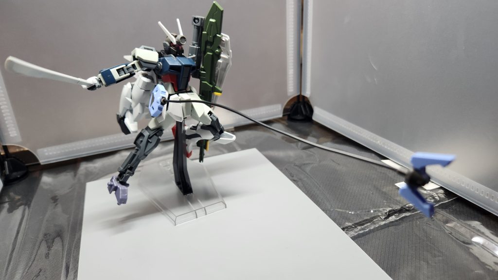 機動力の低さを補うために腰部にソードストライカーのパンツァーアイゼンが装備されている。