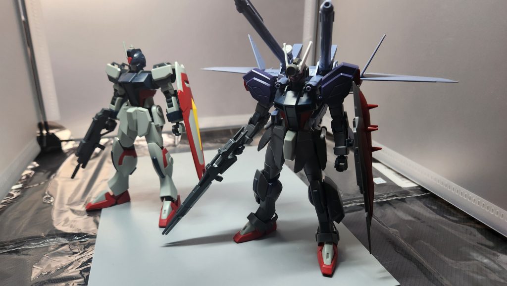 原型機と比較。こうしてみるとウィンダムはダガーと共通の部品が多い。 ダガーの改造としては最後の形です。ダガーカスタムがSEED、リペアがRecollection、そしてこの機体がDestinyで活躍するイメージですね。ダガーの胴体を使うのはこれが最後になります。次の形は考えていますが、ダガーの胴体をベースにした設定だけで本体は違う機体を使います。本来リペアで終わらせる予定でしたが、エルドラウィンダムが余っていたので前のようなつぎはぎではなくある程度形の整ったものを作ってみました。黒いボディが傭兵らしさを出してると思います。