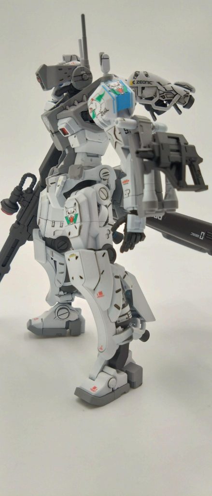 武装はゲルググの標準装備の頭部バルカンとビーム・スプレーガンは統合整備補完計画のアルバート社とMIPの共同試製ビームアサルトライフルや現場でマツナガ用に開発したボックス型武器シールドには中近距離デュアルビームガン・スプレーガン収納ラック・ツインビームソード通称ナギナタを備わっている  