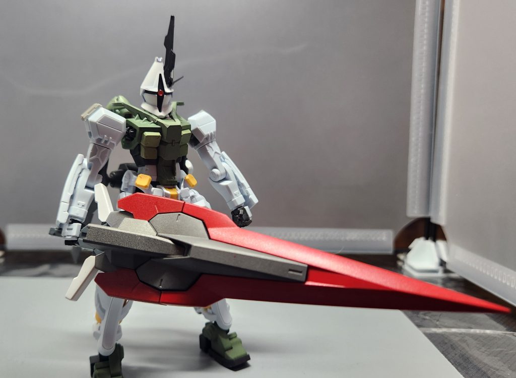 エヴァMark.10~12はシンジ、綾波、アスカのパイロットスーツカラーだったので、この機体はマリカラーにしました。武装も大剣を追加し、ヤシマ作戦で零号機が持ってた盾と仮設五号機の装備していた槍を足し合わせたデザインにしました。相手はサイコガンダムなのでちょうどいいとも思います。