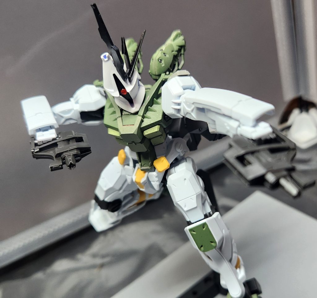 また、敵を救いだすという行為はOOのロックオンがやっていたのでアニューを取り戻そうとした2丁拳銃を意識させて持たせています。