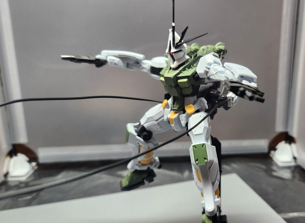 追加装備としては、腰部背面にブースターとスティグマを打ち込める装置(立体起動装置)と肩部のバーニアが増設されており、トリッキーな動きや高速戦闘を得意としています。ビジュアル的にもゲルググjをイメージしてます。