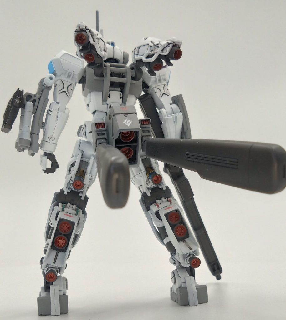 脚部は通常のゲルググとは違い増設バーニアと腰部のツィマッド社製のプロペラントタンク付きブースターも換装しておりさらに機動力と持久力も向上したちなみに腰部ブースターは使い切ったらパージすることも可能