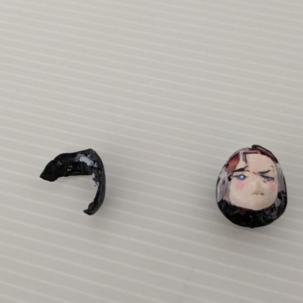 顔は一回一回、塗って貼って、写真撮ったら塗料剥がしてやっております。　衣装はそこら辺の茶封筒を切り抜いて、木工用ボンドで接着しました。(あとで水ではがせるかな？)そして制服バージョンのサービスショット！？を追加！（3枚目）