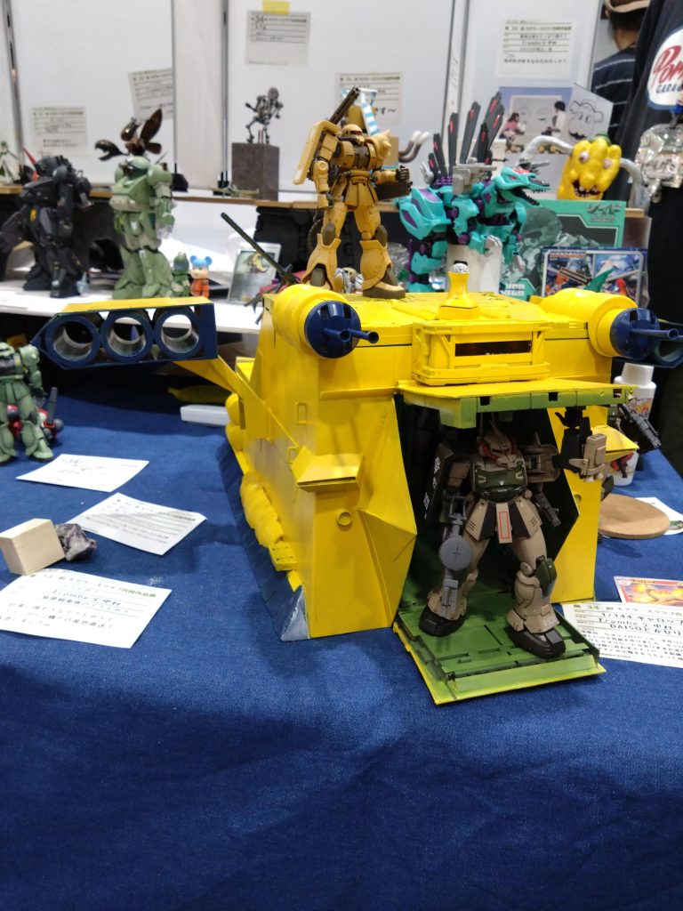 設定より一回り大きく作ってます。設定サイズだとMSを3機いれるのははきついです