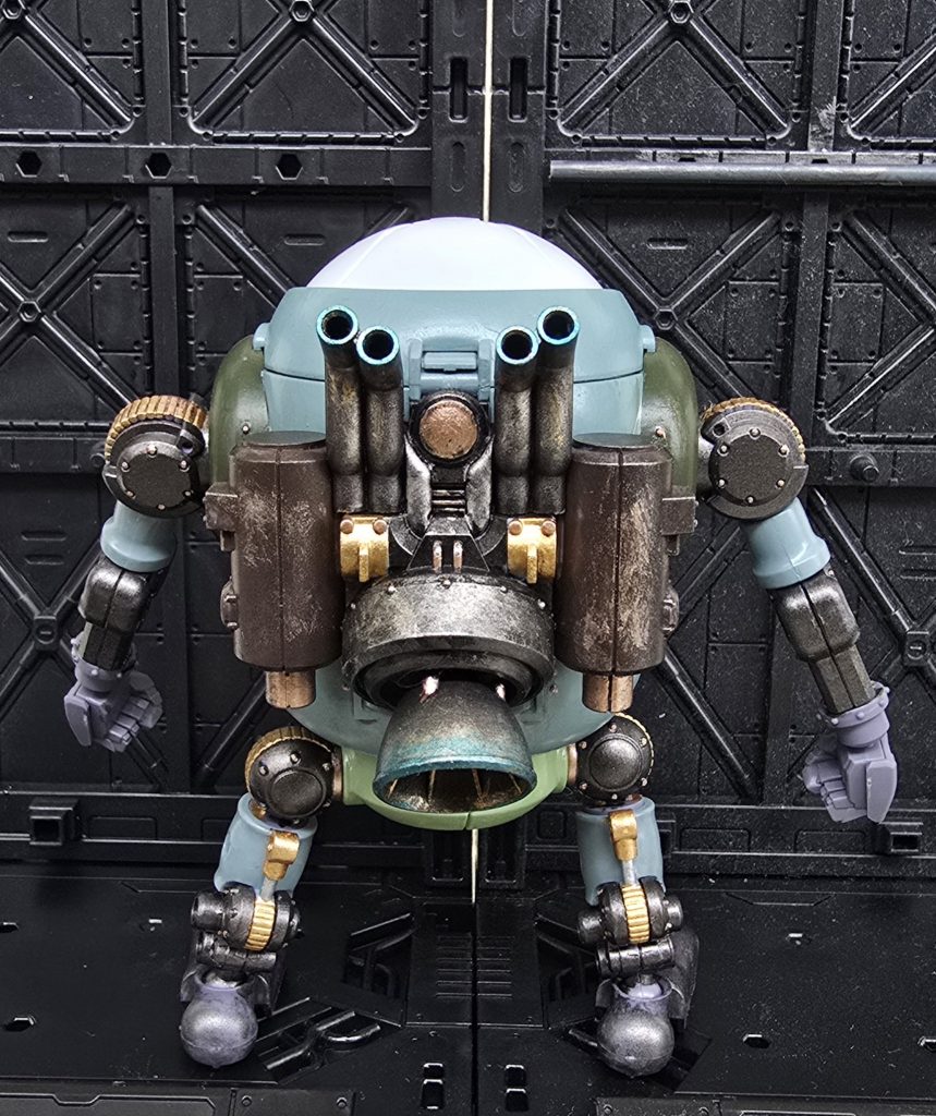 今回の、1番手を加えたところです!バックパックと読んでいいのでしょうか?ホント、ここはリアルメカですよね!超拘りましたよ笑バーニア周りは、青鉄色の上から、焼鉄色でウェザリング。バーニアの先は、青竹色で青焼けを表現。タンク?はレッドブラウン。「そんな色」と思って塗ってましたが、なんか錆びた感じになったので、ここも焼鉄ウェザリングして、錆た感じを出しました。