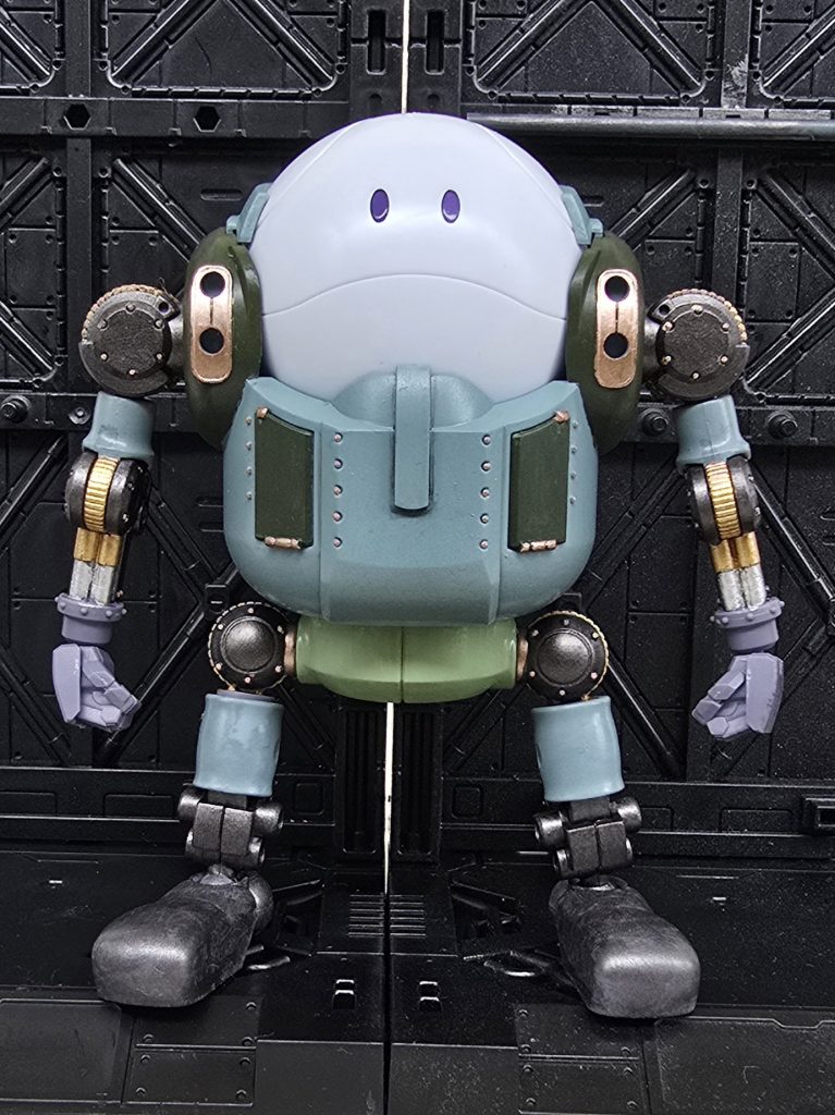 それでは、ゆっくり見ていきましょ!まずは正面から。今回は、色分けに拘りました。自分の好きな色を入れつつ、金属部分はメカメカしく!何となく、零戦をイメージした色合いにしました。モビルハロは、ホントにリアルなメカっぽくて好きですね。