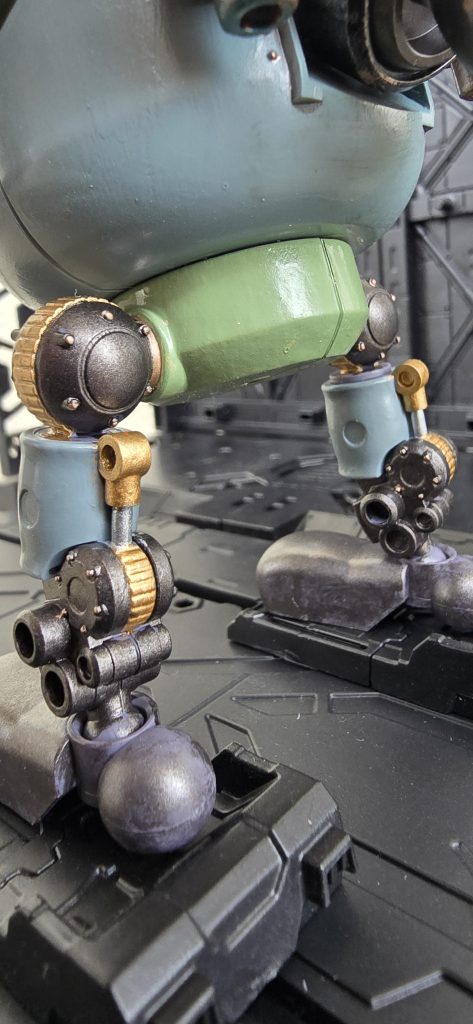 シリンダー周りも、よくあるパターンですが、ゴールドとシルバーの塗り分け。こちらは足のアップですね。