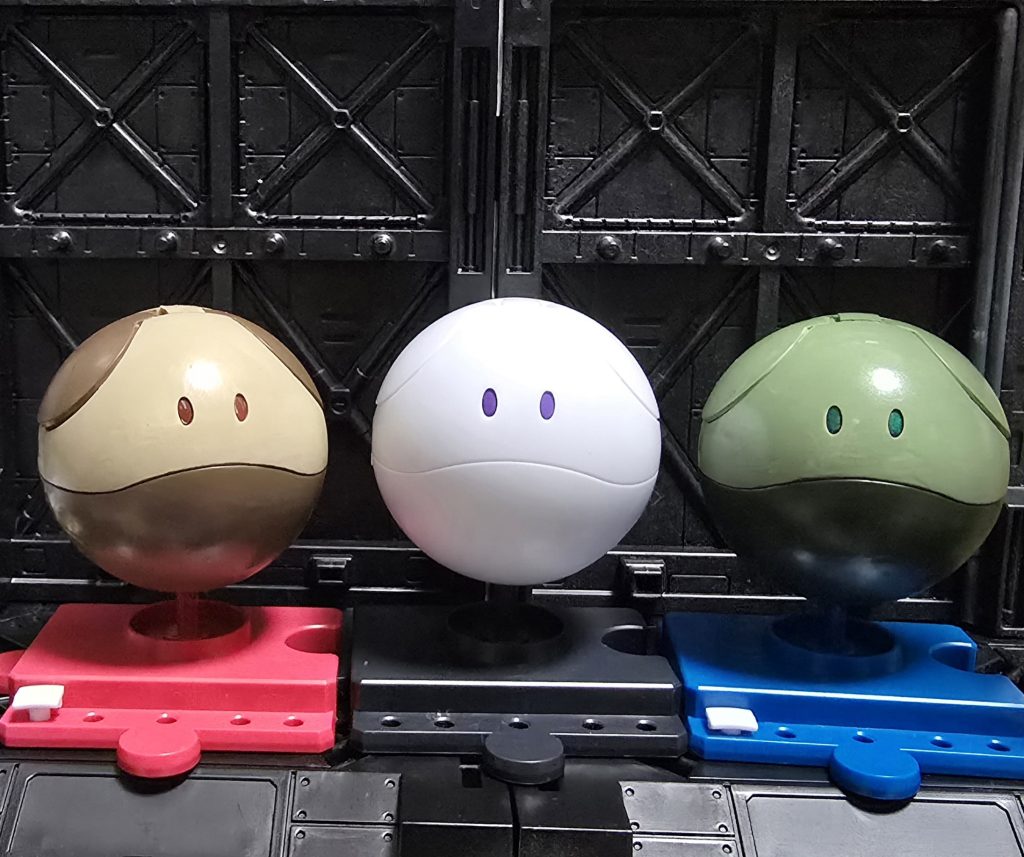 モビルハロに付いていたハロと、東京オリンピックと、パラリンピックハロです。白ハロは、いずれ帽子を作って、ジークアクスのハロにしようと思ってます。東京オリパラハロは、某電気屋に大量に残ってました笑それを好みの色に配色(zaku-kao8)