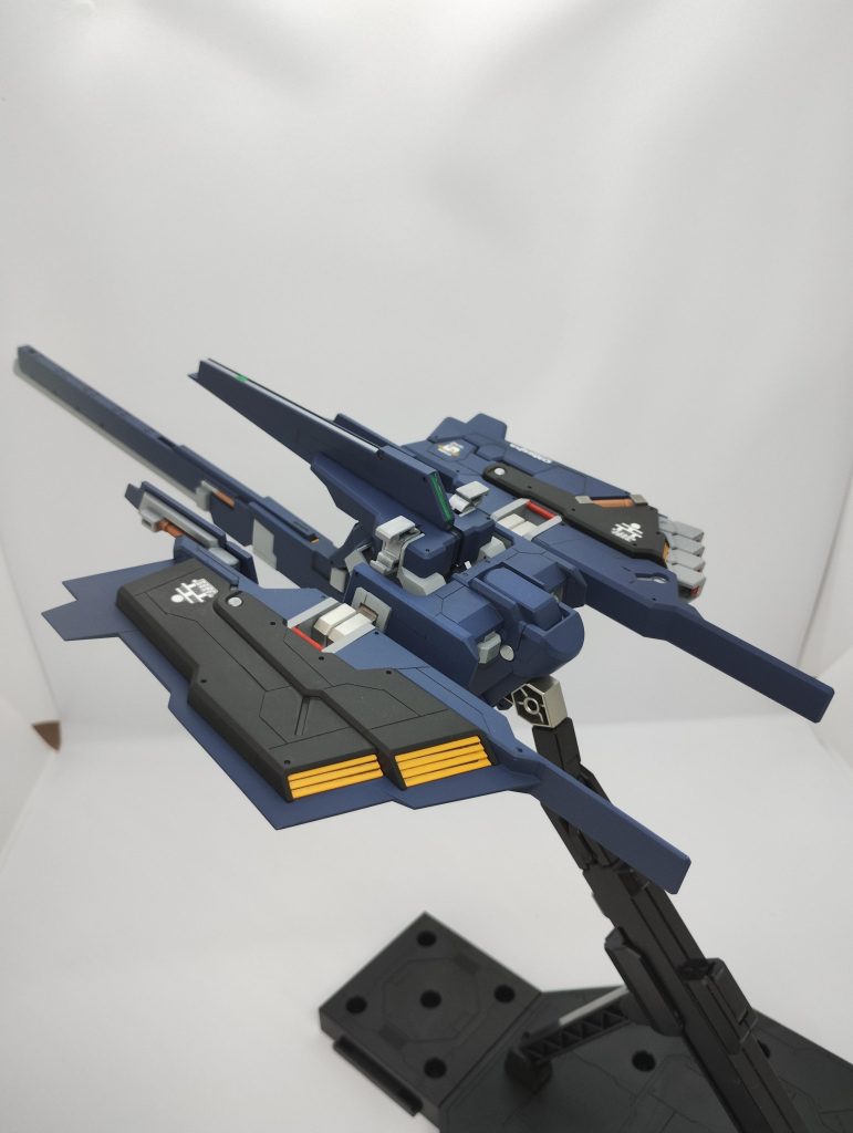 フレームの塗り分けや、バーディテールの塗り分けを細かく行いました。バーディテールはオレンジイエローというデザインルールかと思っていたら赤だったりするし、ムックのイラストは周囲光の影響を描き込んでいたりして、配色がよくわからなくなっちゃいました。