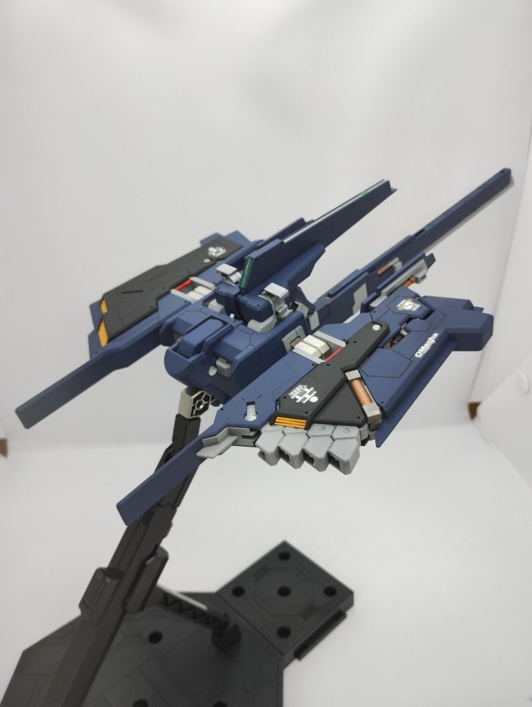 MGなのに大味な構成は、オプションパック系の宿命か。クローアームの蛇腹伸縮の機構は再現してほしかったところ。ヘイズル・ラーにした時に目立つ位置にくるパーツには、センサーやレッドチップを追加。センサーに使用した、ハセガワの曲面追従シート、始めて使ったけどメッチャ使い勝手が良い!