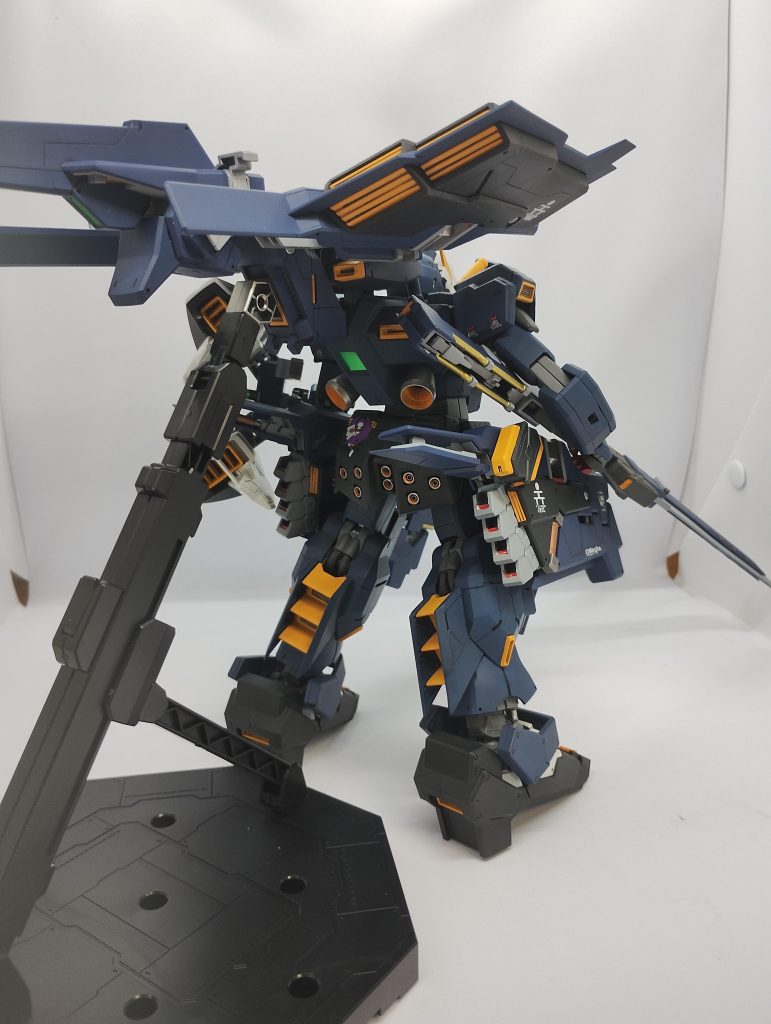 後部も迫力満点。各部が重量に負けてヘタリそう。フルドドのフレームはサフだけにして、塗装楽してます。