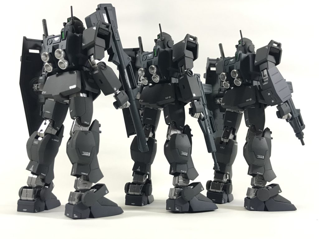 バックショットです。隊長機の右腕に注目!ワンポイントにフルアーマーガンダム(旧キット)のアームシールドを装備してます。😳