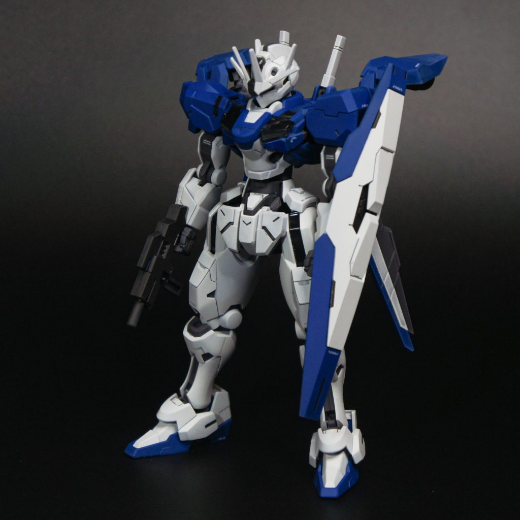 エアリアルが最終回で回収されたとして、 その後に秘密裏に改修が行われた姿になります。 そのため、エアリアルであることを隠すために、 マスクをかぶせて顔元を見せないようにしています。