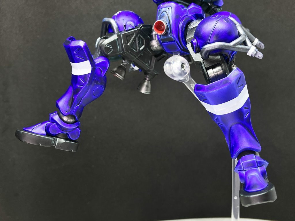 スジ彫りを入れた箇所や、凹んでいる箇所にはカラーが溜まって暗い色に。エッジ部分は明るくなり、中央に行くにしたがってこれまた暗くなる。塗るときに多少のコツがいるようだけれど、かなり自然な陰影がつき、表現として大変気に入った。