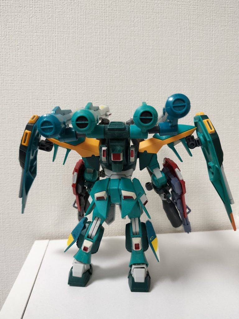 足のホバーユニットはパテ使ってます。後は武器増やしたくらいです。