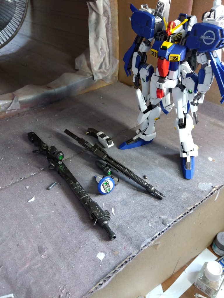 武装は、スマートガン、隣は、過去にムック本を参考に旧キットから作ったもので、今回の投稿のためレンズをクリアパーツにして塗装し直しました。