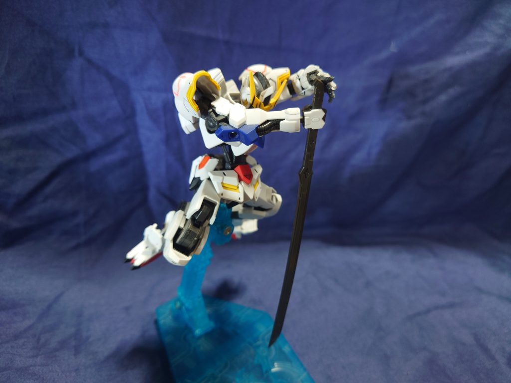 新作もいいですが、古い商品の再販もまんべんなくきてほしいものです。このバルバトスの刀はずっと空振りしてますので、早く台座になるグシオンを迎え入れたいところです。