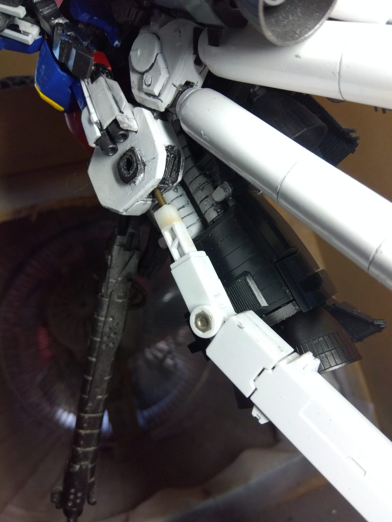 このパーツは設定を参考にアレンジしており、ブースターはボールジョイント接続にしてあります。色は、派手なのは似合わないと思って、白に統一しました。