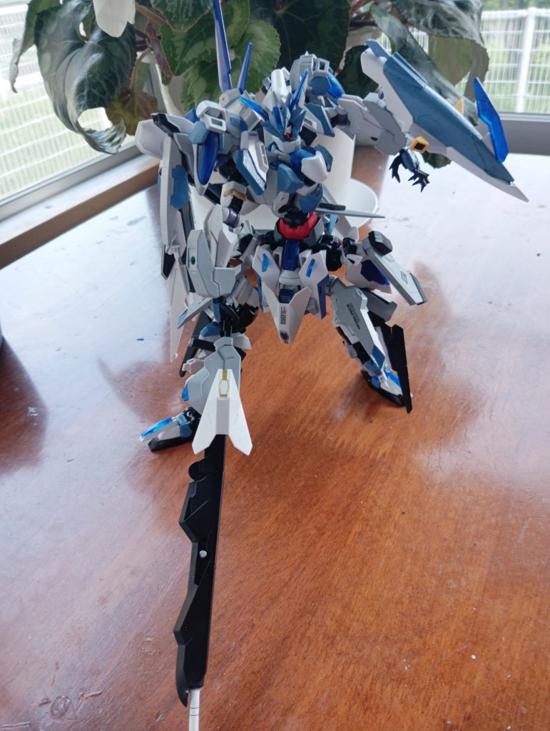 専用武器は、デュアル対艦刀。ダンタリオンの武器をほぼそのまま使用しています。AGE系っぽくしたいと思い、ネプテイトのアーマーの一部パーツを付けています。