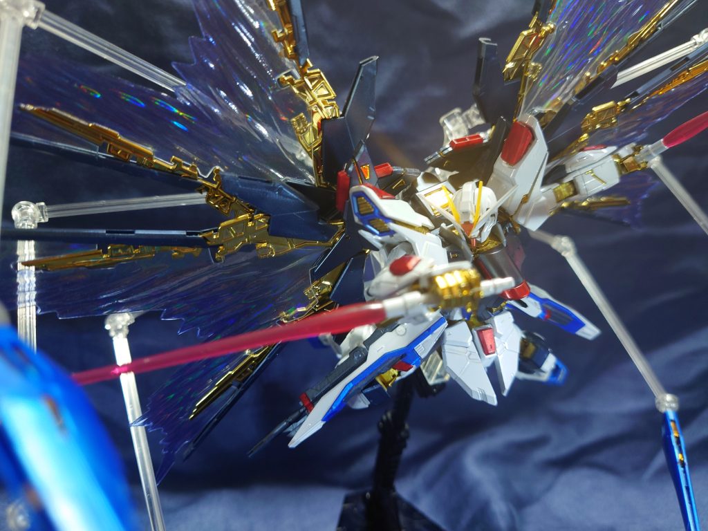 個人的にストライクフリーダムはフルバーストのポーズより、サーベルを構えたポーズの方が好きかもです。