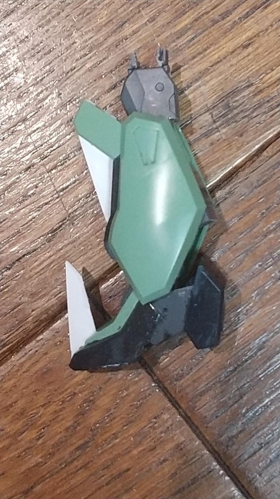 膝下パーツはこうなっていますライフリの股関節のパーツをはめるところを切り取ってポリキャップがはめられるように加工しました