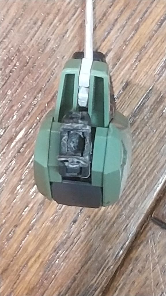 めちゃくちゃ汚いですが更に下の方に3mmピンバイスで穴を開けました。