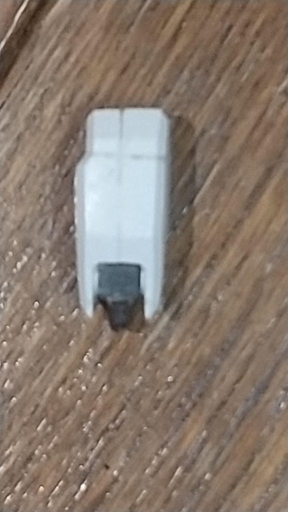 ポリキャップに3ミリのランナー軸を差し込んで上の写真で説明した穴に差し込めるようにしました。