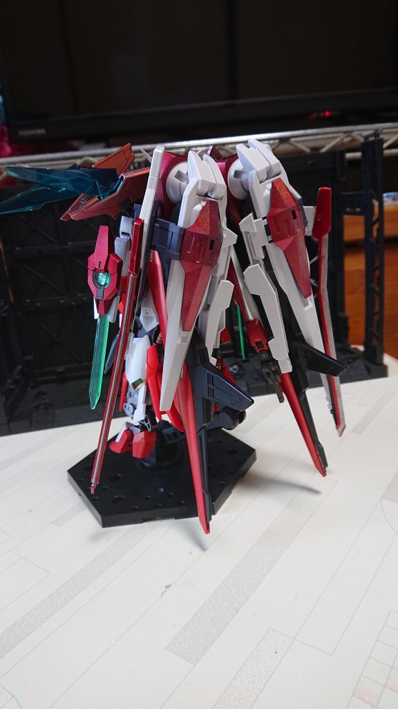 ヘリオスのバックパックにHGザンライザー+パーフェクトストライクフリーダムのドラグーンで火力アップ。腕にはダブルオーダイバーアークのアークブレイザーも装備。