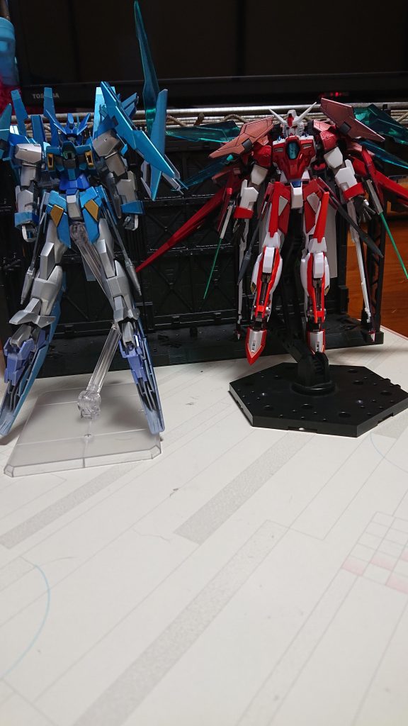 前回作ったAGE2マグナムと記念撮影。                   塗装にムラあるしまだまだ勉強中です。お目汚し失礼しました。 