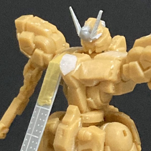 今回のドクロのレリーフは一味違うぜ！頭と胸部にそれぞれドクロのレリーフが付いてるんだけど、頭の方は小さすぎるんで、リベットを平らにして、塗装の時に少しディテールを入れる予定。胸の方をどうしようかと思っていたんだけど、息子キッドが、その昔X-1のフルクロスをパチ組みしてたのを思い出して貸してもらいました。で、よくよく見るとHGの頭のレリーフがサイズ的に調度いい！おゆまる複製して、くっつけました〜！（1枚目）