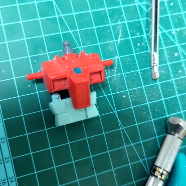 胸にモールド作ってたら穴を開けてしまったため蛍光塗料を混ぜたレジンで塞ぎ塞ぎ…デカすぎてカラータイマーみたいになってしまった？！仕方ないから上にプラ板貼ります。（1枚目）