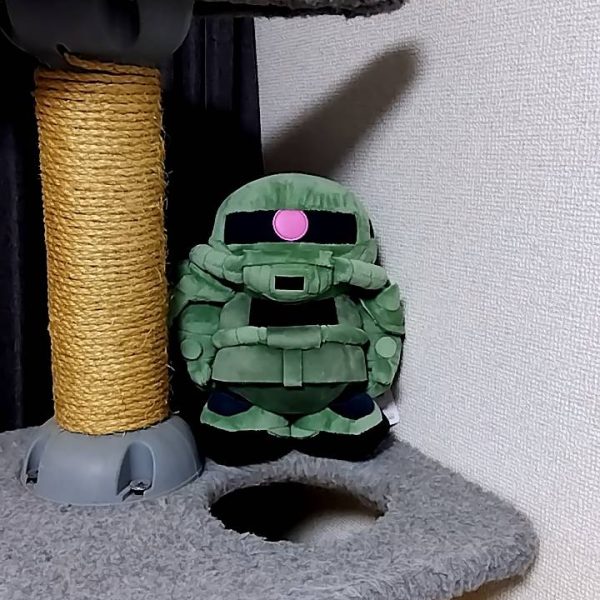 今日は上半身と膝のアーマーの部分を制作しました☺️胴体サイドはスクラッチで、膝はビルダーズパーツに手を加えて大元をこさえました😁細かな装飾はまだ途中ですが、スクラッチでパーツを作っていくのは本当に無心に楽しめて良い作業ですねwそして、我が家に新たな仲間が(笑)いや、そんなに買う気はなかったんですよ😅あ、これ可愛いなくらいの気持ちで値段見て高っ！？とか思って、でも抽選販売なんだ〜とか思ってたらなぜかポチッとしてたようでw先日無事届きました(笑)（3枚目）