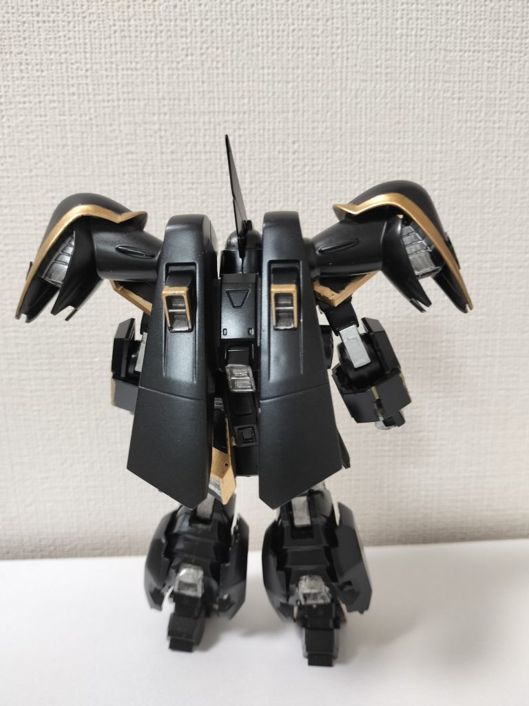 背面です。背面から見るとただのゲイツです(笑 )