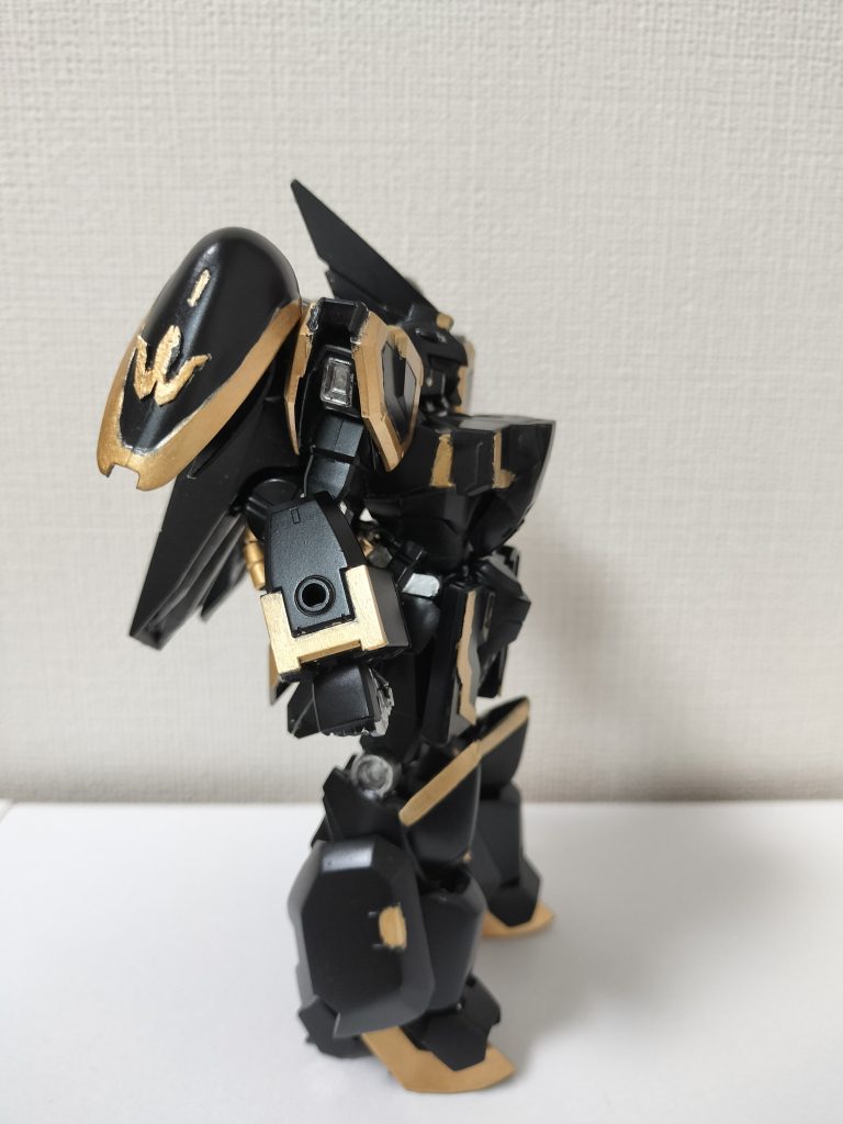 肩のエムブレム作り方悩みましたがプラ板で作りました。ダクトはコトブキヤのパイプパーツ使いました。