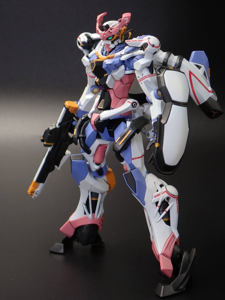 ただタイムアタックしてるみたいで正直キツかったです(gundam-kao5)　時短のため表面処理無し、スジ彫り無し、サフレス、塗り分け部分はマスキングせず筆塗り一発勝負という感じで、仕上がりのクオリティもそれなりです