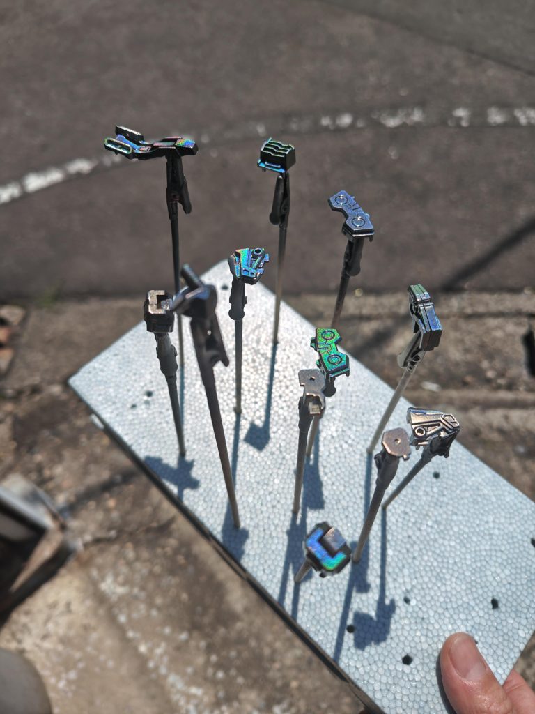 太陽光に上手く当てればこれくらいレインボーな感じ出ます。