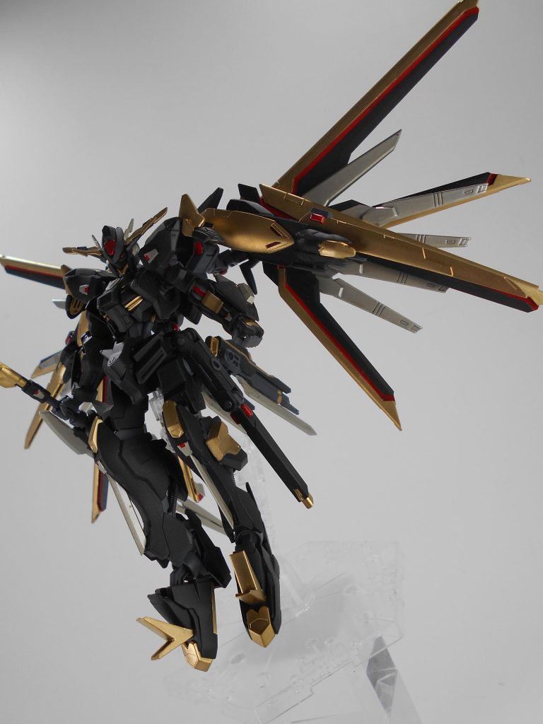 プラウドディフェンダー改、「トゥノーロ」。分離が出来なくなった代わりに、バエルのウィングユニットも媒体とする事でプラウドディフェンダーの性能を向上させています。「トゥノーロ」はイタリア語で「雷金」のアナグラムです。