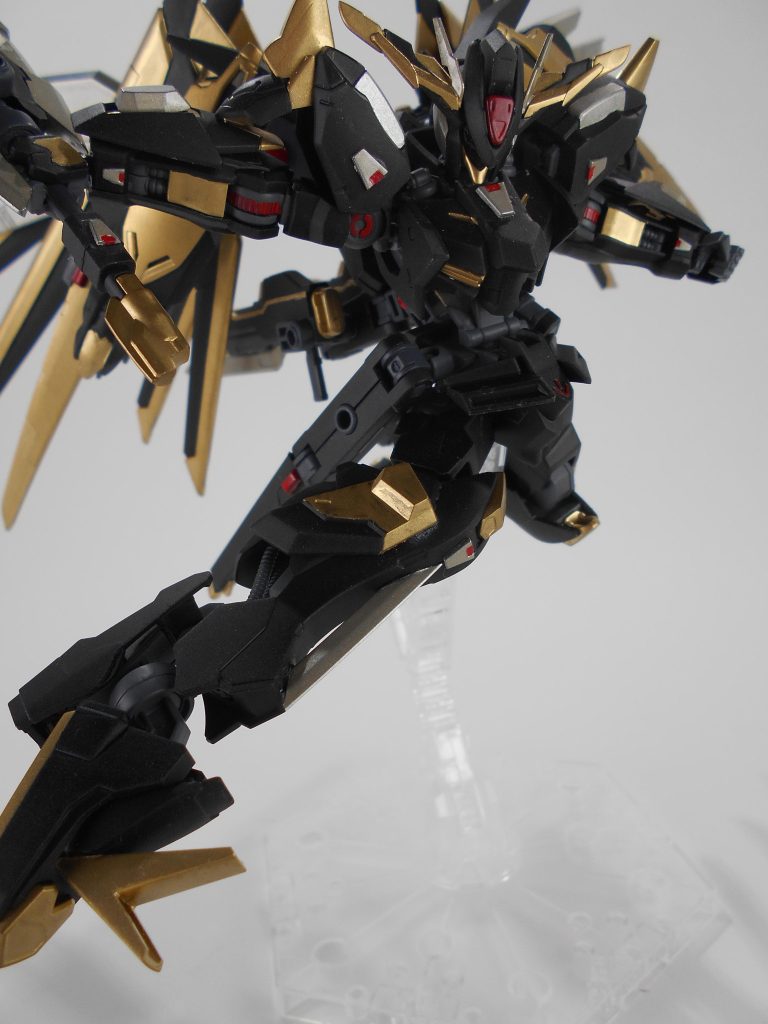 脚部実体剣、「ロテーラ」。フツノミタマの刀身を脚部に増設しました。「ロテーラ」はイタリア語で「地金」のアナグラムです。