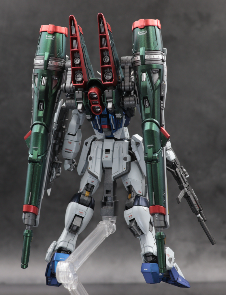 RGということでディティールの密度が凄いですね。塗分けを増やしつつ、メタルビルドのような高級感をイメージしてクリスタルカラー等で塗装。